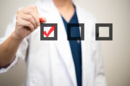 ガミースマイルの主な原因は3つ！原因に合わせた治療が大切